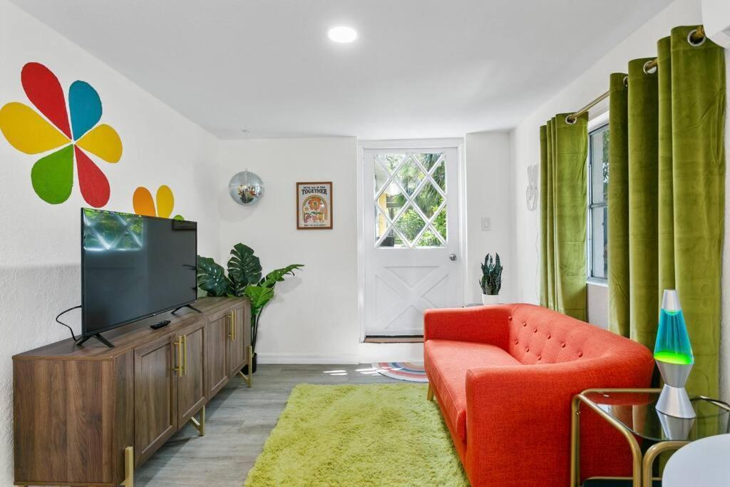 That 70'S Themed Apt Close To Coffee, Food + Shops Tampa Eksteriør billede