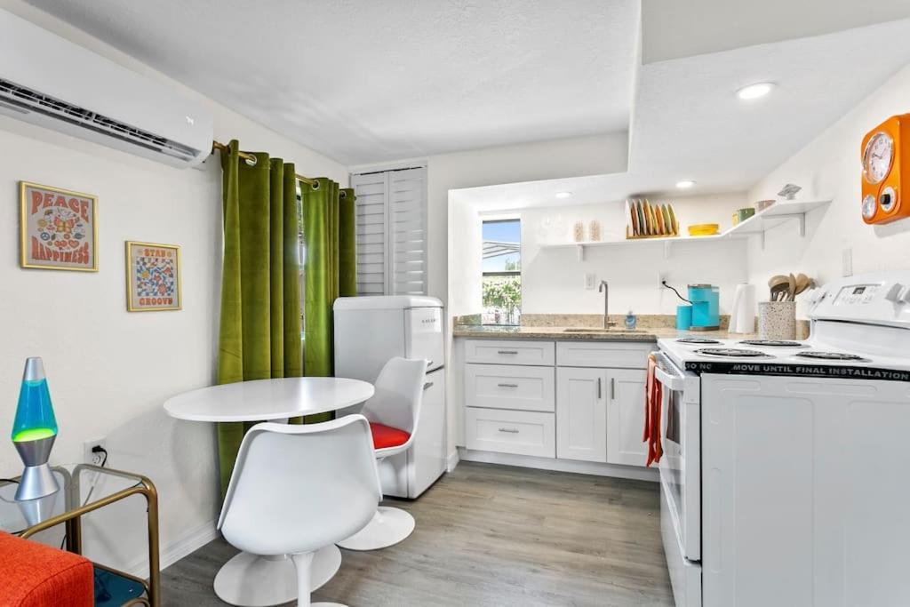 That 70'S Themed Apt Close To Coffee, Food + Shops Tampa Eksteriør billede