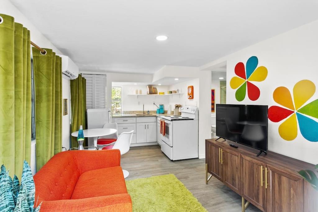 That 70'S Themed Apt Close To Coffee, Food + Shops Tampa Eksteriør billede