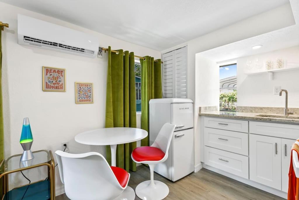 That 70'S Themed Apt Close To Coffee, Food + Shops Tampa Eksteriør billede